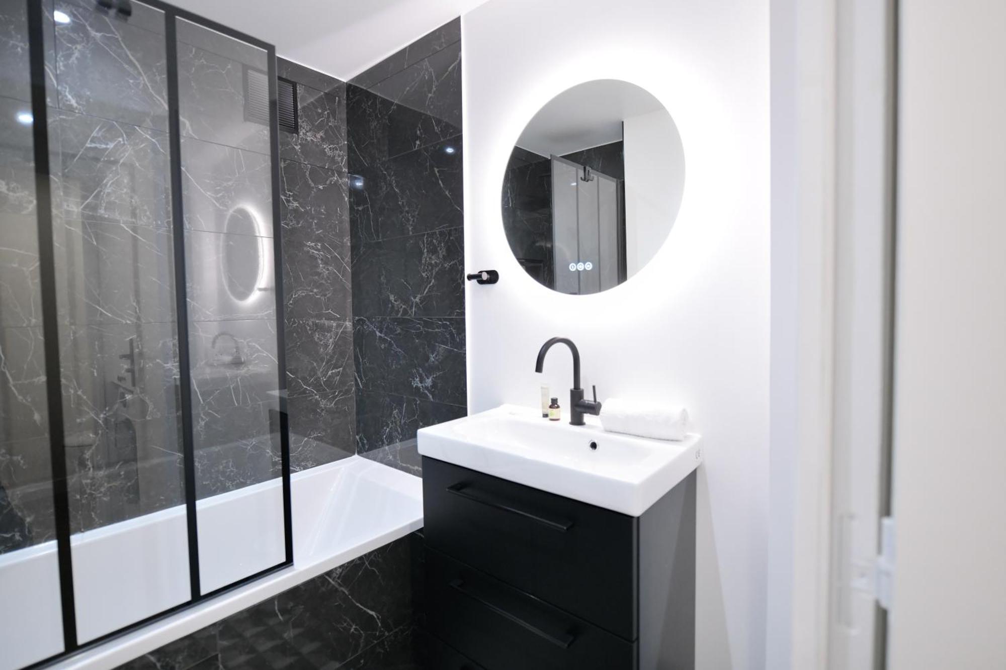 Montmartre Marvel! Designer Apartment Near Metro Parijs Buitenkant foto